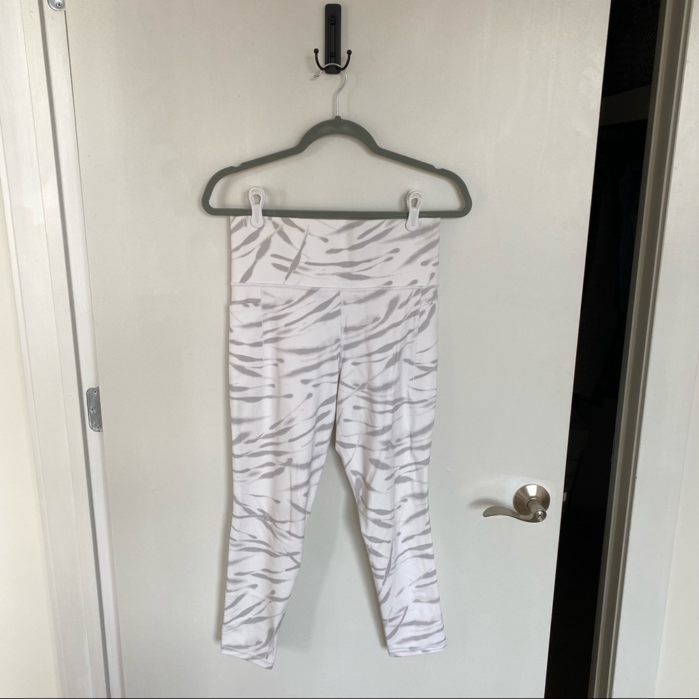 Athleta Salutation Stash Pocket II 7/8 Leggings